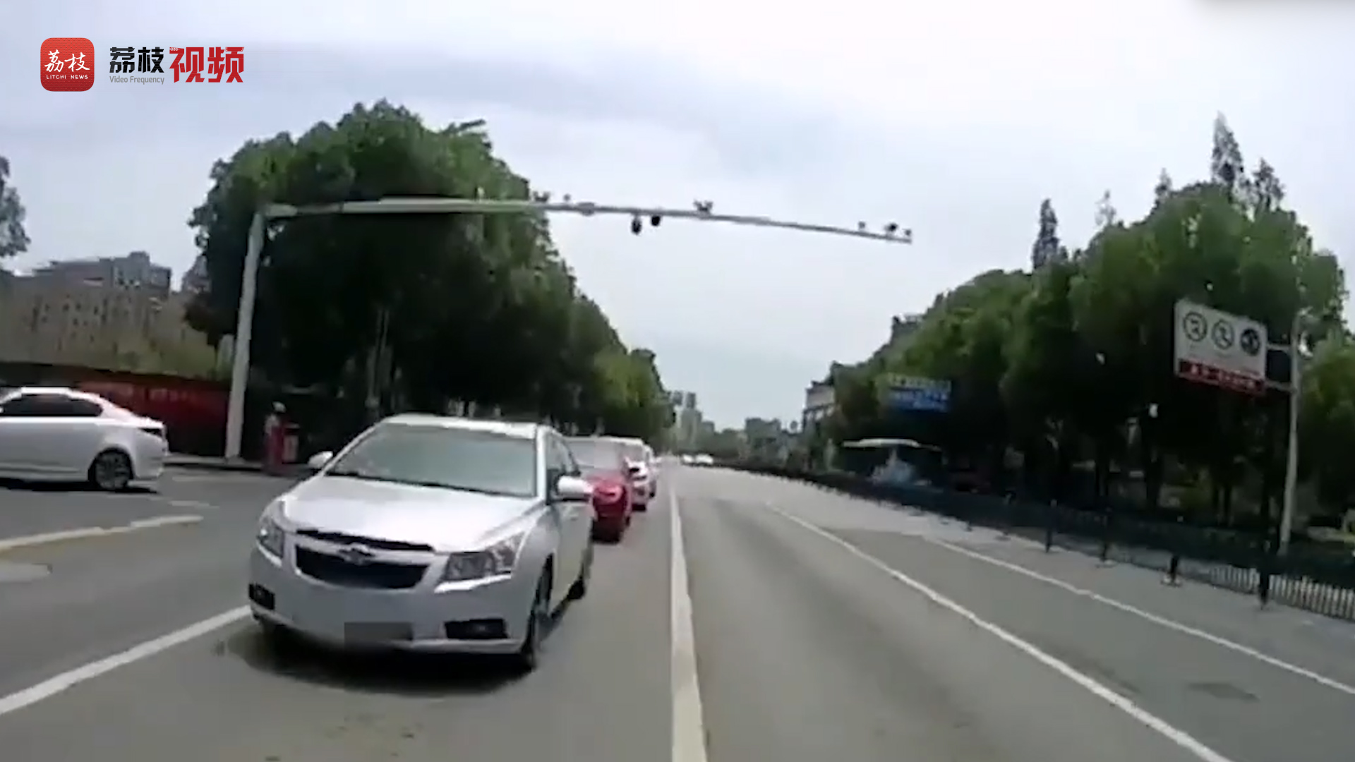 等红灯玩手机被罚的视频来了：绿灯时占车道长达20秒