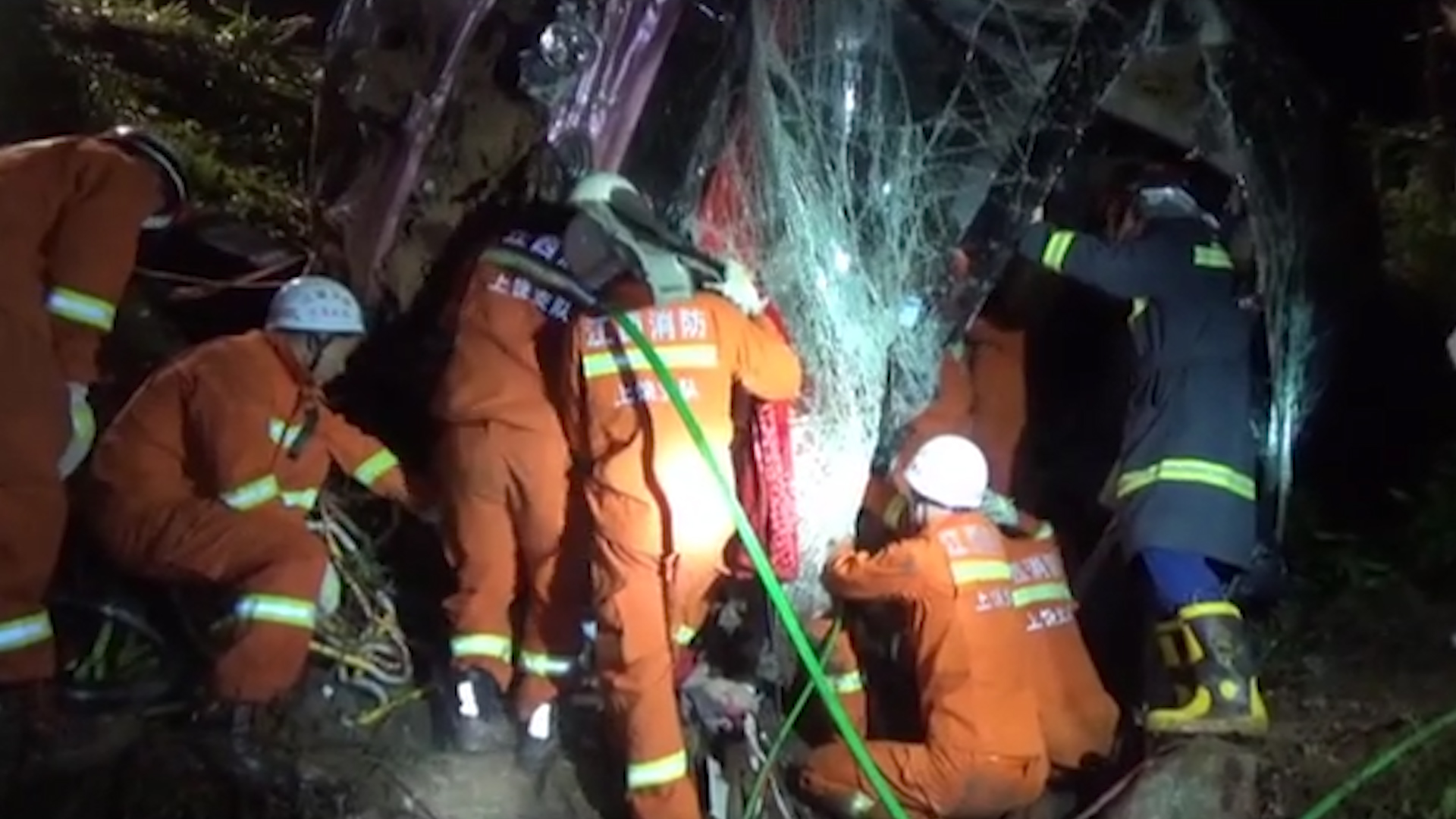 5死6重伤！沪昆高速上饶境内一大客车发生撞护栏事故