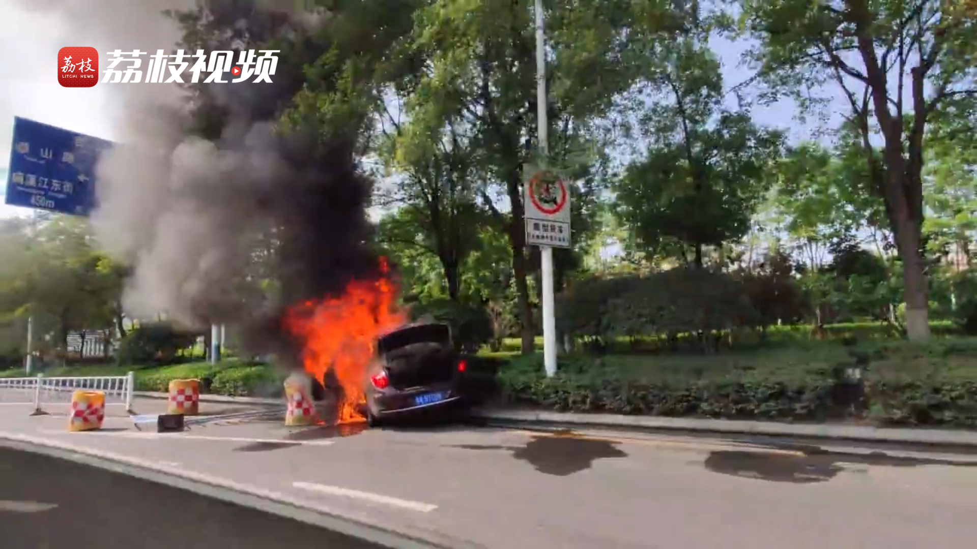 南京一网约车爆燃 司机被烧伤一乘客当场死亡