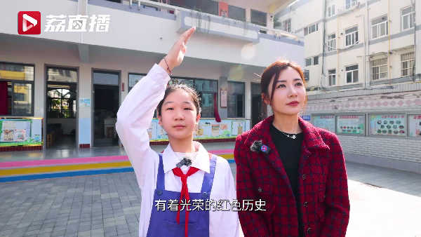 淮安这所小学师生为抗日救亡走遍大半个中国-升国旗