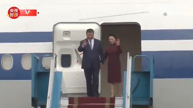 习近平步出舱门 越南总理范明政等在舷梯旁热情迎接