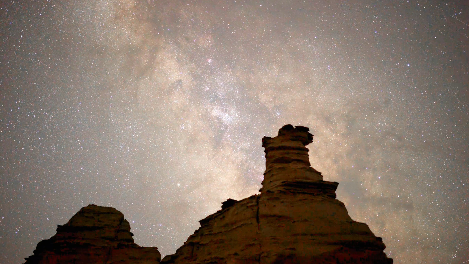 神秘震撼！延时记录新疆大海道满天繁星璀璨银河
