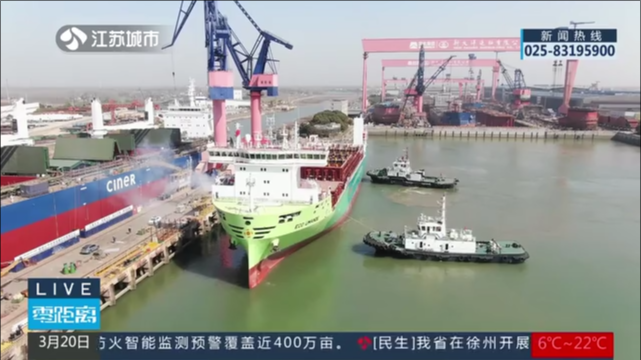 国内首艘甲醇双燃料集装箱船在扬州交付出航