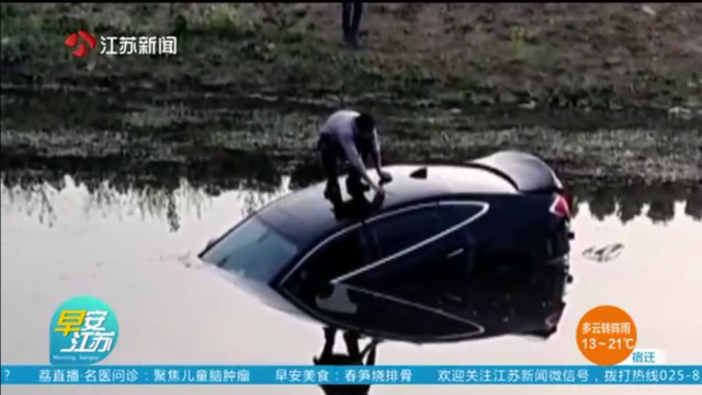 及时出手！徐州：沉没瞬间 民警跳水救回被困司机！