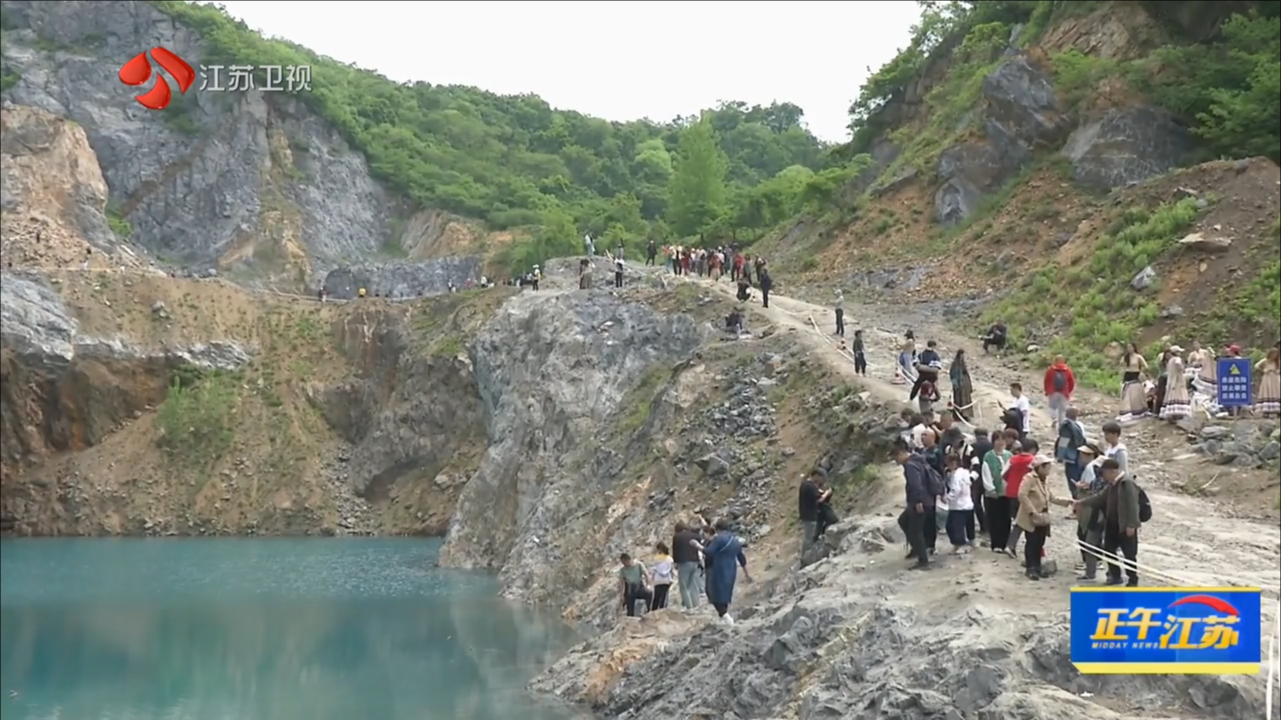南京：“小蓝湖”客流不断 服务引导已加强 沿湖拉起警戒线 志愿者劝导游客注意安全